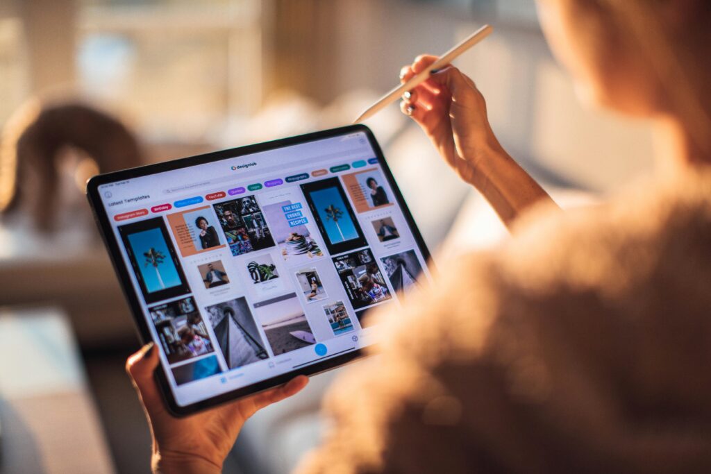 personne entrain de faire de l'animation des réseaux sur tablette